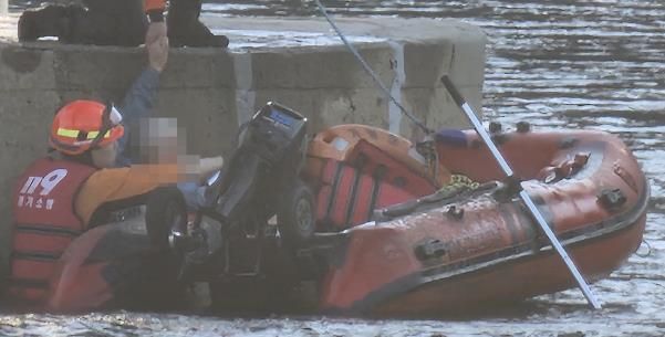 가평소방서, 신청평대교 아래 빠진 50대 남성 신속 구조