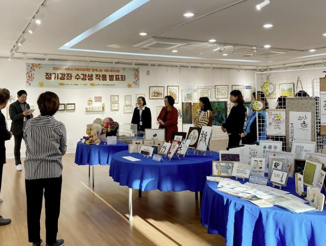 수원도시공사가 운영하는 수원시가족여성회관이 오는 29일부터 다음 달 7일까지 2025년도 ‘행복 나눔’ 수강생 강좌 발표회를 연다. 사진은 지난해 전시모습. (사진=수원도시공사 제공)