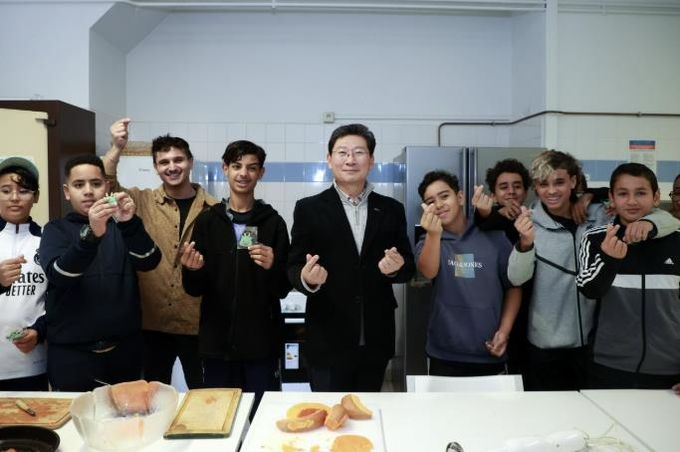 27일 몽펠리에 '모두를 위한 집 레스쿠타르'에서 이상일 시장이 요리 수업 학생들과 기념사진을 촬영하고 있다