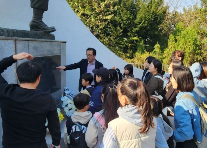 백일장에 참가한 어린이들이 애기봉평화생태공원을 둘러보며 백일장 사전행사인 역사문화해설을 듣고 있다.