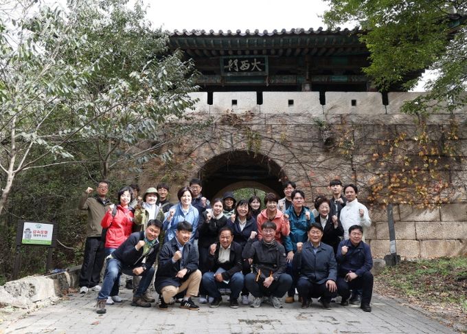 북한산성 대서문 앞에서 현장 설명회 참여자들이 기념촬영하고 있다.