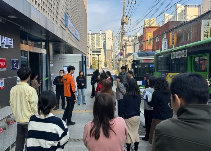 광명시 광명1동 생활문화복합센터는 지난 7일 광북119안전센터와 함께 화재 발생 시 신속한 대응 능력을 강화하기 위한 공공기관 합동 소방대피훈련을 실시했다.