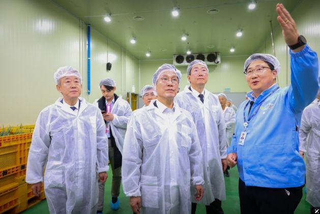 김민석 국무총리가 11일 강원도 원주시 원주푸드종합센터를 방문, 로컬푸드 유통 현장을 점검하고 있다.