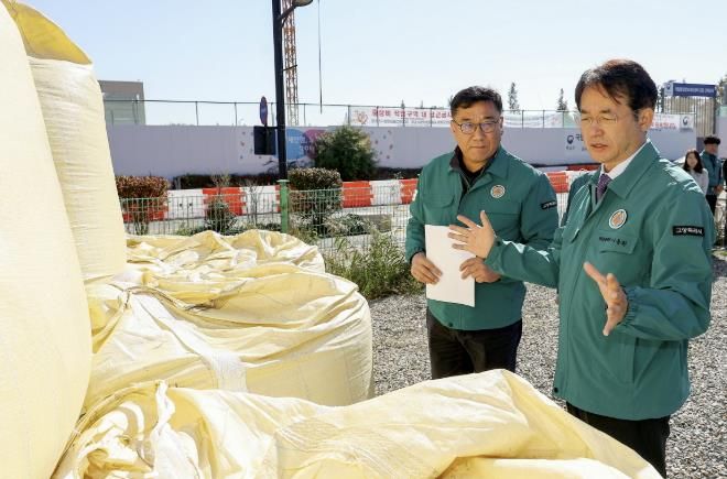 2025-2026 겨울도로 제설 대책 현장점검 중인 이동환 고양특례시장(오른쪽)