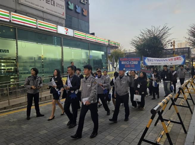 부천시와 부천원미경찰서가 합동으로 캠페인을 하고 있다.