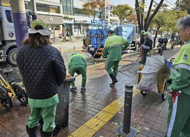 수원시 팔달구 우만2동, 아주대 일대 인도 물청소 실시