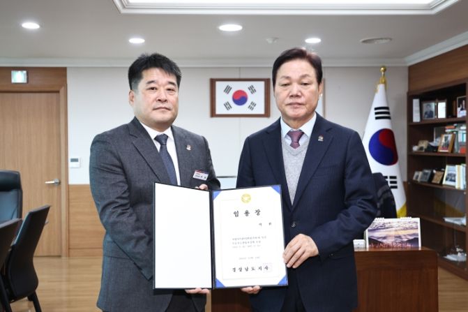 임용장 수여식(박환 인공지능산업과장과 박완수 도지사)