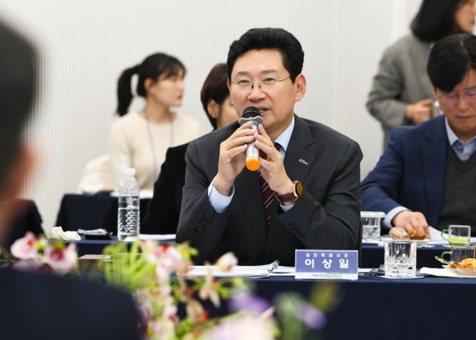 이상일 용인특례시장이 21일 열린 '대한민국특례시시장협의회 2025 하반기 정기회의'에서 인사말을 하고 있다.