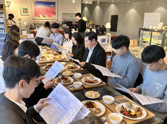 부천시 행정지원과 인사팀 직원들이 시청 신규 공무원들 대상으로 찾아가는 인사 상담방을 진행하고 있다.