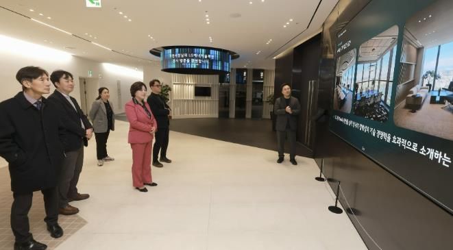 신계용 과천시장과 시 관계자들이 LG에너지솔루션 본사를 방문해 회사 소개를 듣고 있다.