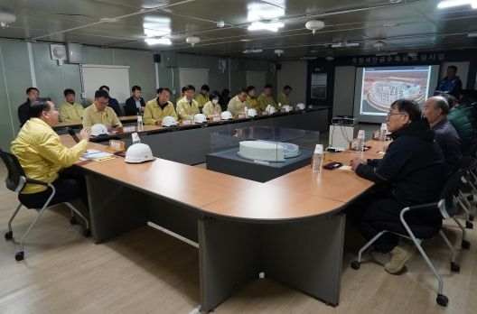 김인호산림청장이 27일 국립새만금수목원 조성지에 대한 현장점검을 실시하고 겨울철 안전사고 대비 상황을 점검했다
<p> </p>
<p>