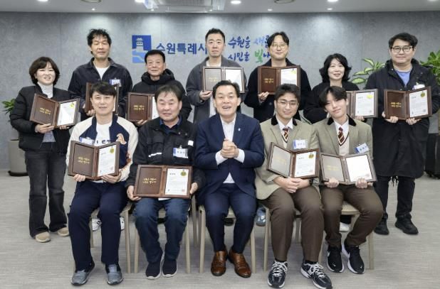 이재준 수원시장과 모범시민 표창을 받은 시민들이 기념촬영을 하고 있다.