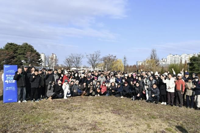 2일 상동 영상문화단지에서 열린 ‘틈만나면, 현장속으로’ 참석자들이 기념사진을 촬영하고 있다.
