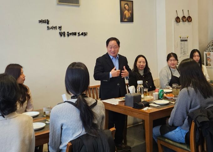 12월 1일 신규공직자들과 소통하며 응원의 메시지를 전달하는 주광덕 시장