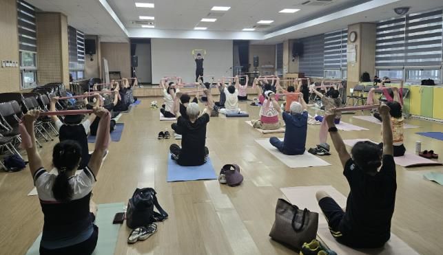 안산체력인증센터에서 단원구노인복지관을 방문, 운동처방을 진행하고 있다.