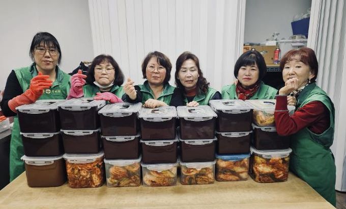 양주시 회천1동 새마을 지도자회·부녀회, 관내 취약계층 위해 100만 원 및 김장김치 13통 전달