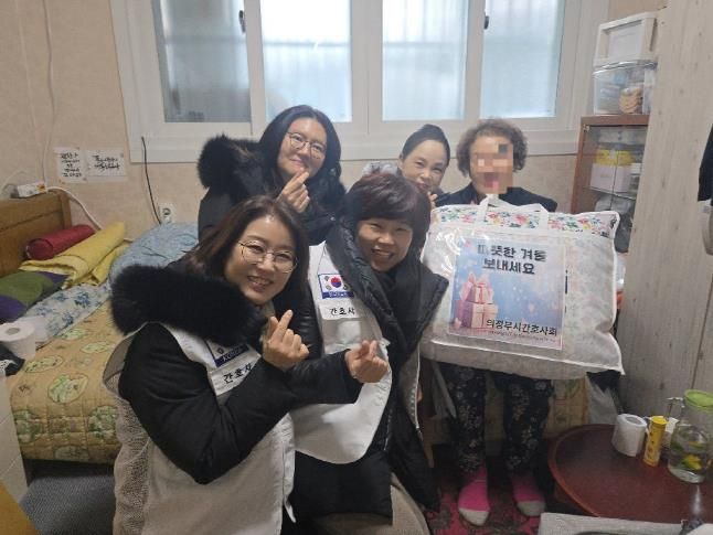 의정부시치매안심센터, 의정부시간호사회와 겨울철 치매 어르신에 '따뜻한 나눔' 전달