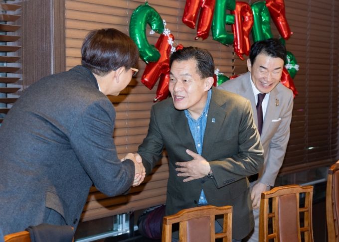 이재준 수원시장이 새빛! 보건의료발전 간담회 참석자들과 인사하고 있다.