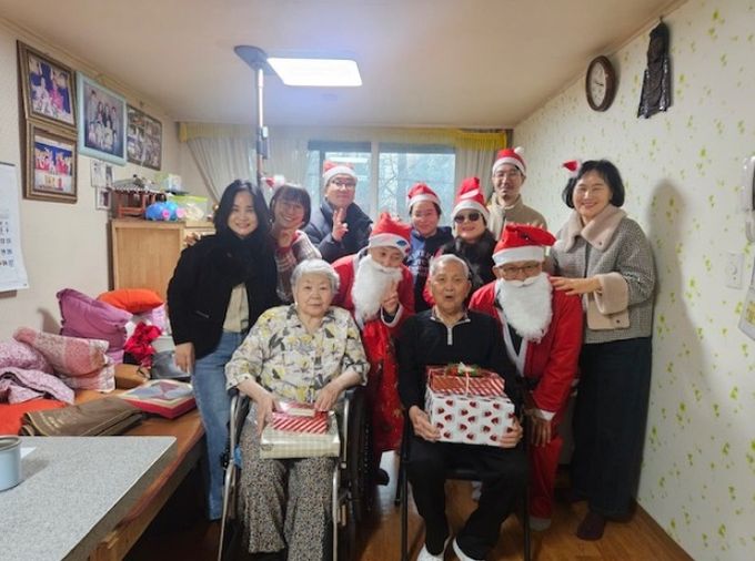 덕양구 치매안심센터의 ‘치매어르신, 싼타 만나다’행사