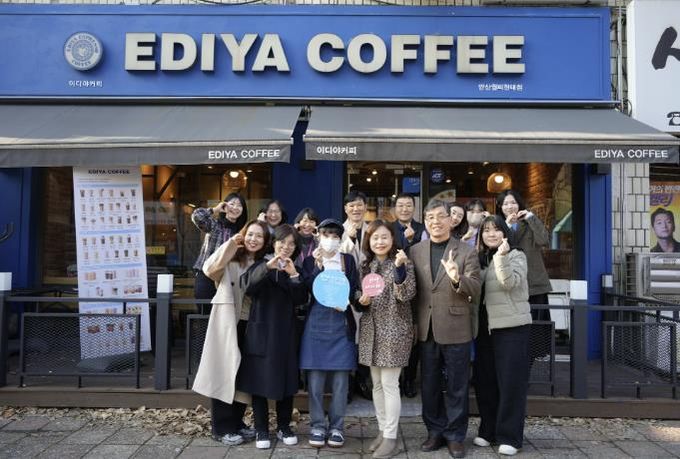 24일 안산 이디아커피 안산월피현대점에서 열린 장애인 권익 옹호업소 '오소가게' 현판식에서 참석자들이 기념촬영을 하고 있다.