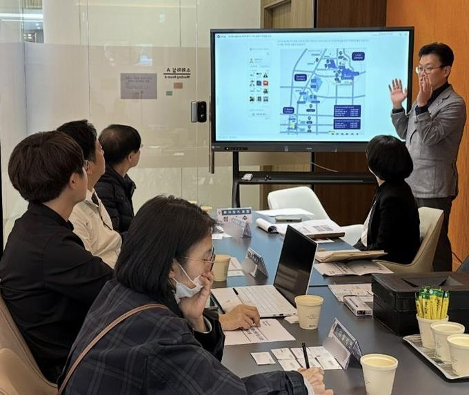 지난11월 시청 소회의실에서 CES 2026 광명시 단체관에 참가하는 기업들과의 간담회가 진행 중이다.