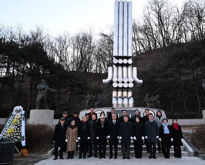 김동근 시장이 1월 2일 자일동 현충탑에서 신년 참배를 하고 있다.