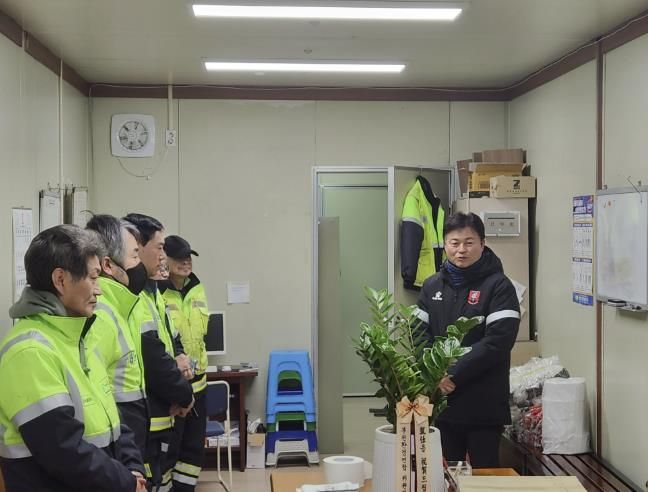 조용익 부천시장이 현장대기소를 찾아 환경미화원들의 노고에 감사를 표하고 있다.