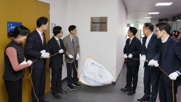 강주엽 행복청장(오른쪽에서 세 번째)이 6일 오전 대통령세종집무실건립단 신설 현판제막식을 가졌다.