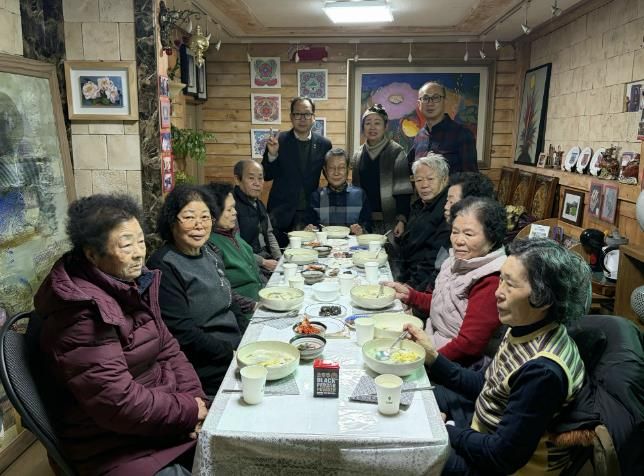 수원시 권선구 세류2동 한국치매미술치료협회, 새해맞이 떡국 나눔 행사