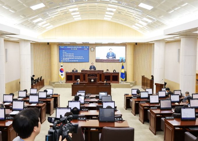 의회는 오는 6월 끝나는 9대 의회가 유종의 미를 거두고 새롭게 출범하는 10대 의회가 원활히 운영될 수 있도록 만반의 노력을 기울이겠다고 밝혔다. 사진은 지난해 12월 18일에 열렸던 제300회 제2차 정례회 제3차 본회의 중 한 장면.