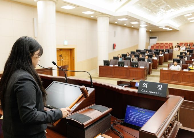 의회는 새해 새롭게 추진하는 사업 외에 기존 사업들에 대해서도 내실화 작업 벌인다는 계획이다. 사진은 의회와 안산교육지원청 안산시청소년재단이 공동으로 운영하는 안산청소년의회 본회의의 한 장면.