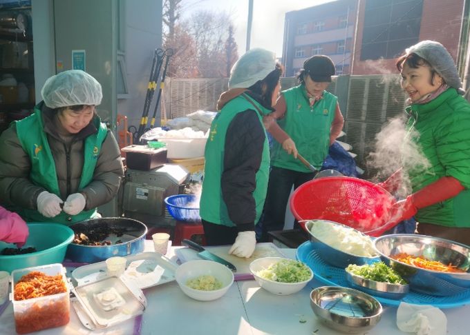 광명시 하안1동 새마을부녀회와 새마을지도자협의회가 2026년 병오년 새해를 맞아 지역사회 지도자들과 떡국을 나누며 화합과 성장을 다짐하는 자리를 마련했다.