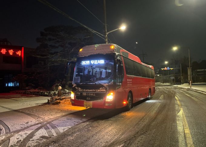202번 버스를 대체 운행 중인 전세버스