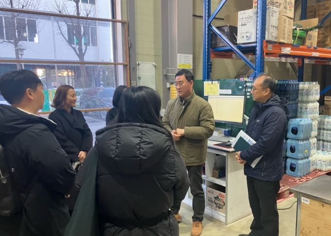 지난 13일 광명시 중소유통공동도매물류센터에서 시흥시 소상공인과 관계 부서 공무원, 시흥시정연구원 관계자들이 광명시 중소유통공동도매물류센터의 운영 사례를 공유받고 있다.