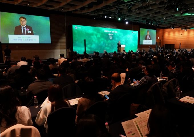 김인호 산림청장이 서울특별시 여의도 전경련회관에서 열린 ‘2026 산림·임업 전망’에서 환영사를 하고 있다.