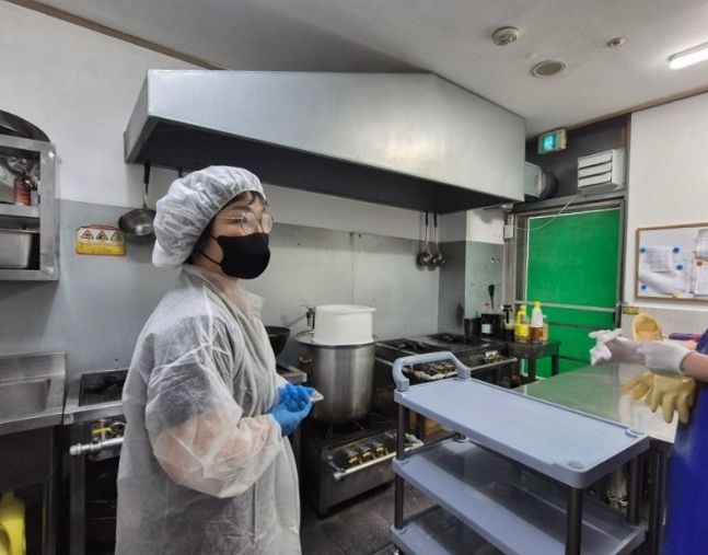 관내 어린이집을 대상으로 '식중독 예방 컨설팅'을 진행하고 있다.