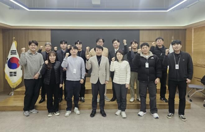 21일 자율주행자동차 시범운행지구 운영 간담회가 끝나고 회의 참석자들이 기념사진을 촬영하고 있다.