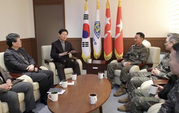 이상일 용인특례시장은 3일 동원전력사령부를 찾아 김관수 사령관(소장) 등 군 관계자들과 양 기관의 협력 방안을 논의했다