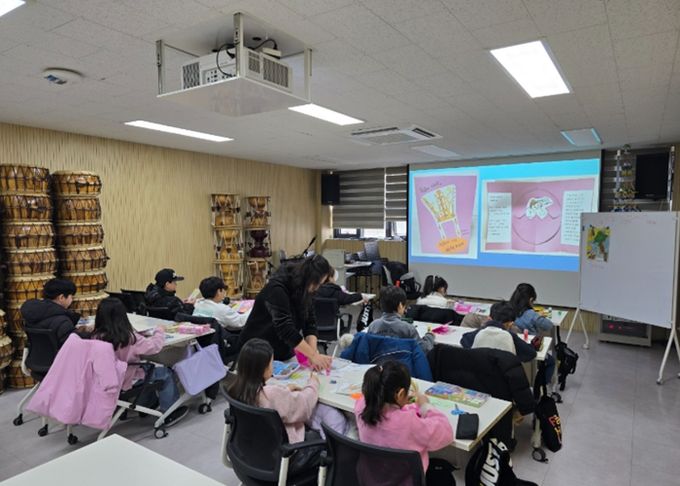 광명시 하안2동 주민자치회는 6일 자체 사업으로 추진하는 초등학생 대상 인문학 프로그램 ‘보고 배우는 한국사: 삼국시대 이야기’의 첫 수업을 성공적으로 마무리했다.