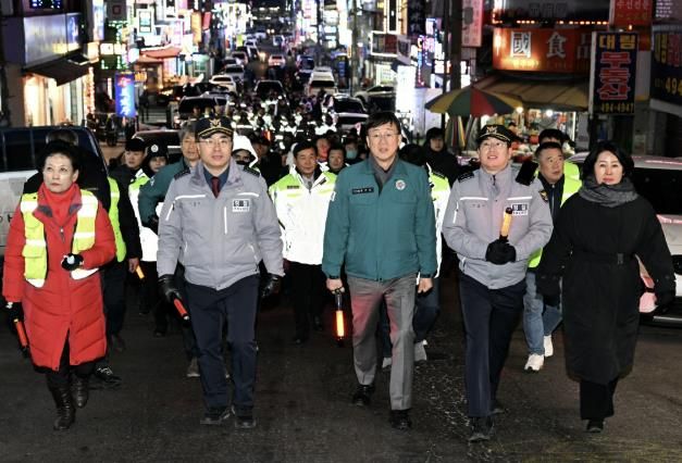 이민근 안산시장(앞줄 오른쪽 세번째)이 9일 저녁 원곡동 다문화특구 일원에서 설 명절 대비 민·관·경 합동 순찰을 하고 있다.