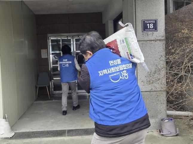 시흥시 연성동 지역사회보장협의체, 정성으로 채운 행복 꾸러미로 이웃에 온기 더해