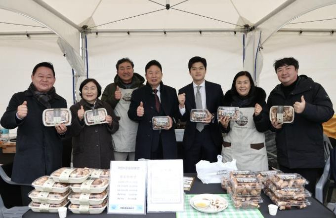 11일 국회 소통관 앞에서 열린 가평 농특산물 직거래장터에서 서태원 가평군수(사진 왼쪽에서 네 번째)와 김용태 국회의원(〃 다섯 번째) 등이 가평지역 농특산물을 들고 기념촬영을 하고 있다.