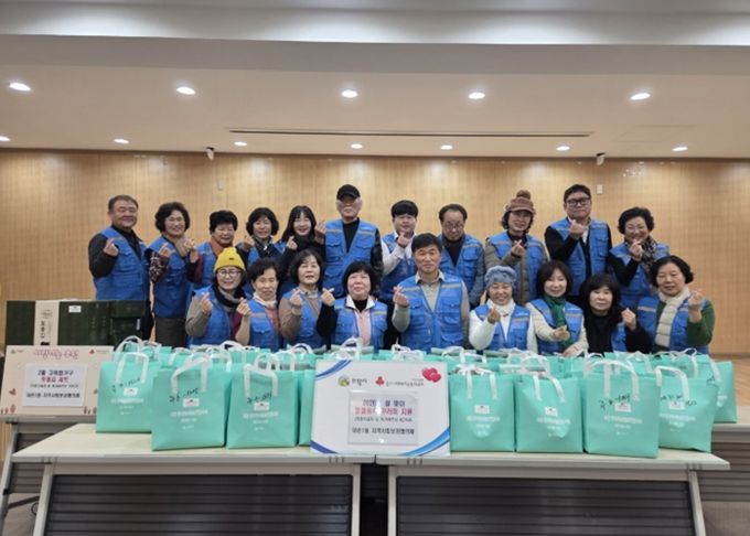 의왕시 내손1동 지역사회보장협의체, 설 명절 맞아 취약가구에 음식 꾸러미 전달