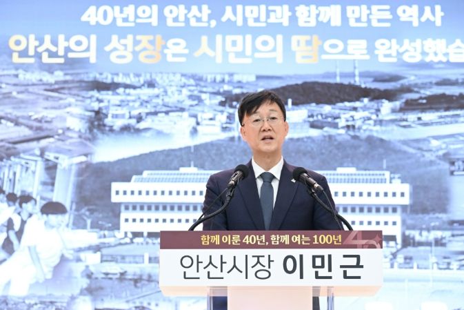 이민근 안산시장이 지난달 21일 신년 기자간담회에서 첨단로봇과 AI 기반 대전환의 원년을 열겠다는 포부를 밝히고 있다..jpeg