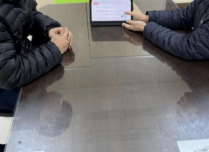 학대행위자가 아동보호전문기관에서 교육받고 있다.