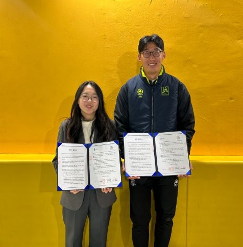 수원시·장안리틀풋볼아카데미 관계자가 협약식 후 기념촬영을 하고 있다.