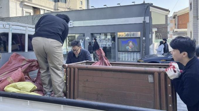 수원시 팔달구 행궁동, 행리단길 내 방치된 노후 화분 일제 정비 실시