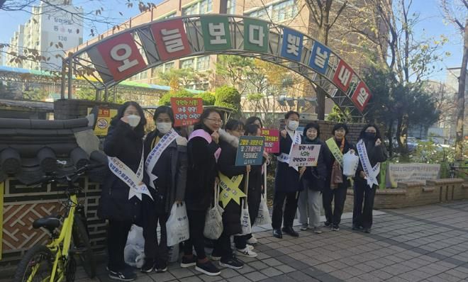 성남시 어린이 기호식품 전담관리들원이 지난해 11월 야탑초등학교 앞에서 “건강하고 안전한 식생활” 실천 캠페인을 벌이고 있다