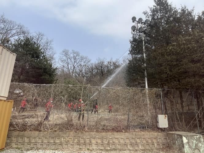 11일 근로복지공단 안산병원 인근에서 산불발생을 가정한 산불진화훈련이 진행중이다.