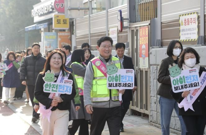 17일 역북초에서 이상일 시장이 아이먼저 캠페인을 하고 있다